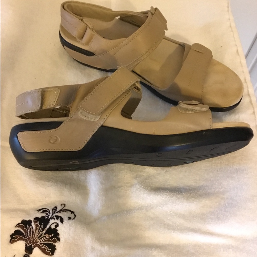 Aravon  by New Balance woman’s Katy sandals